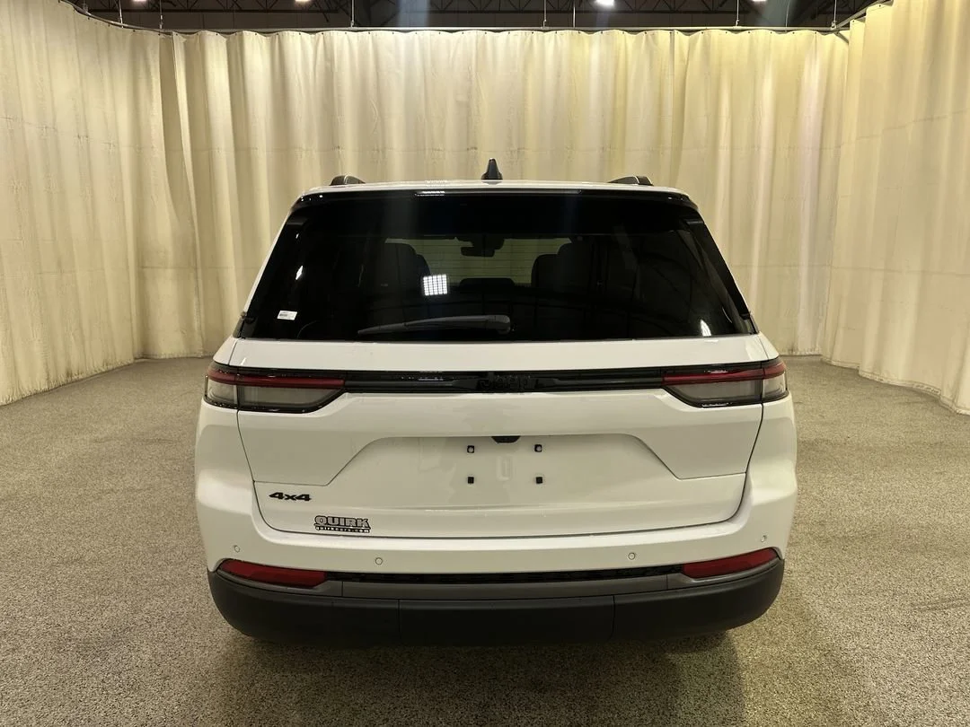 New 2026 Bright White Clear-Coat Exterior Paint Jeep Limited image 7