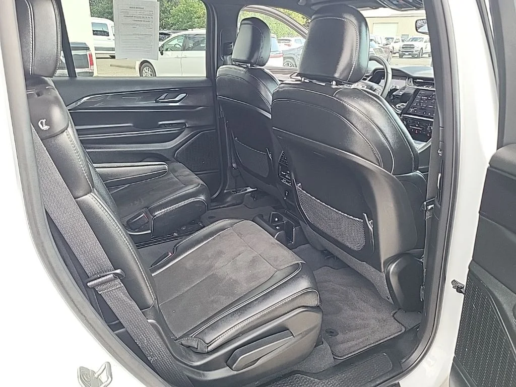 Used 2023 White Jeep Altitude image 19
