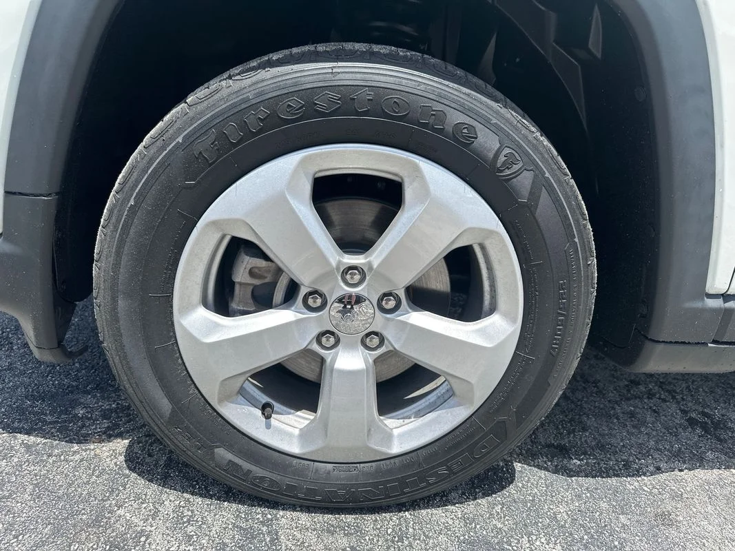 Used 2019  Jeep Latitude FWD image 13