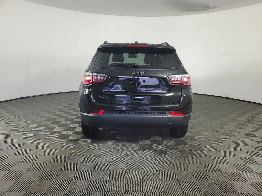 New 2026 Diamond Black Crystal Pearl-Coat Exterior Paint Jeep Latitude image 5