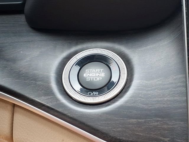 Used 2023  Jeep Limited image 12