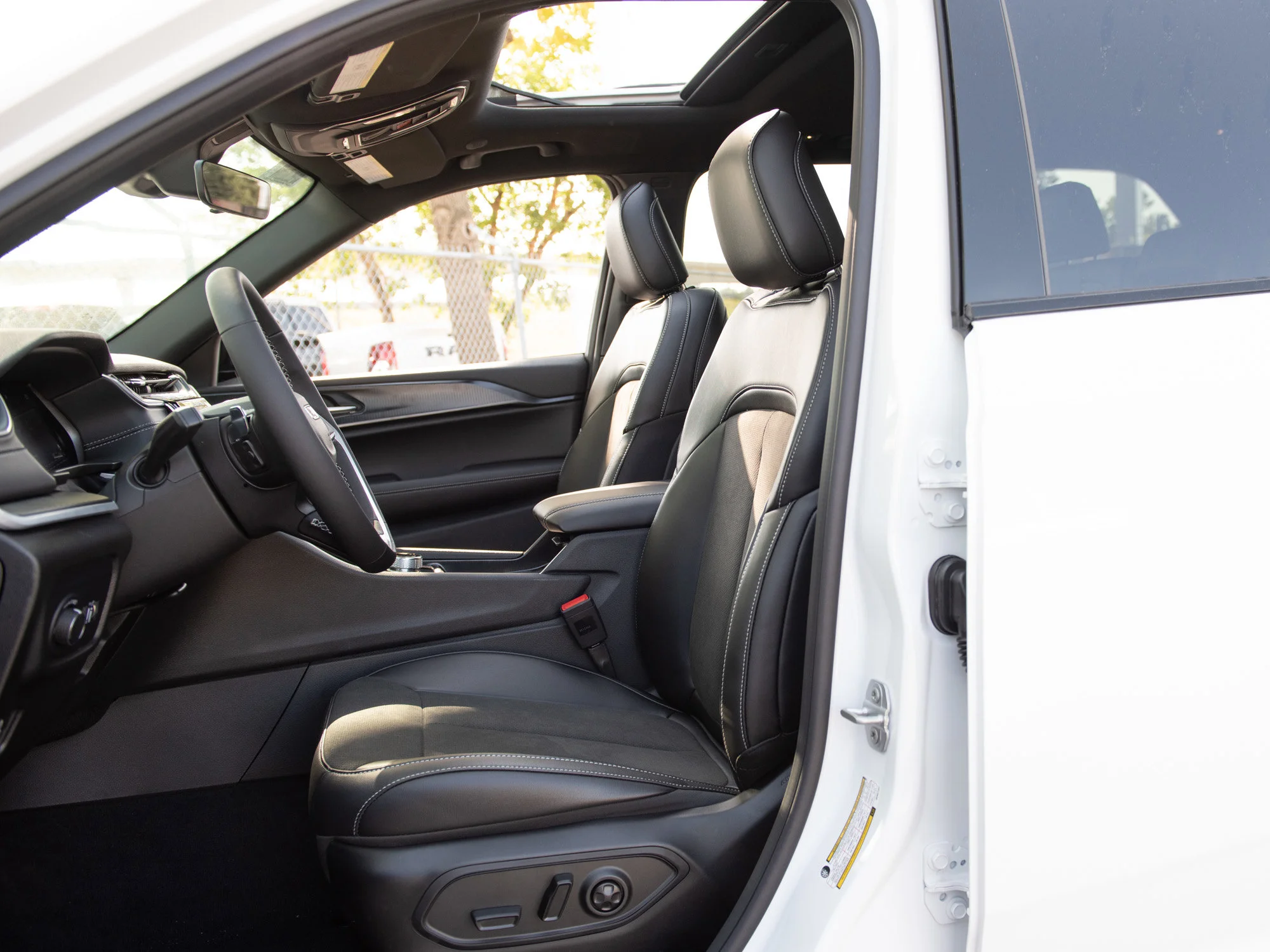 New 2025 White Jeep Altitude* 4x4, Sunroof, Heated Leather, Wireless Charging Pad image 17