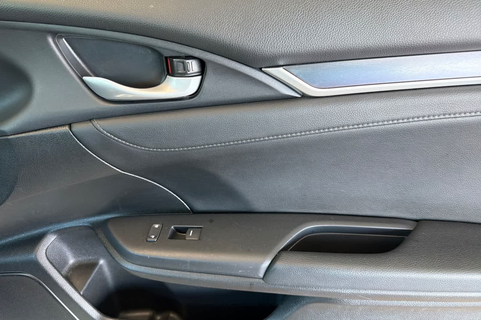 Used 2017  Honda Touring image 17