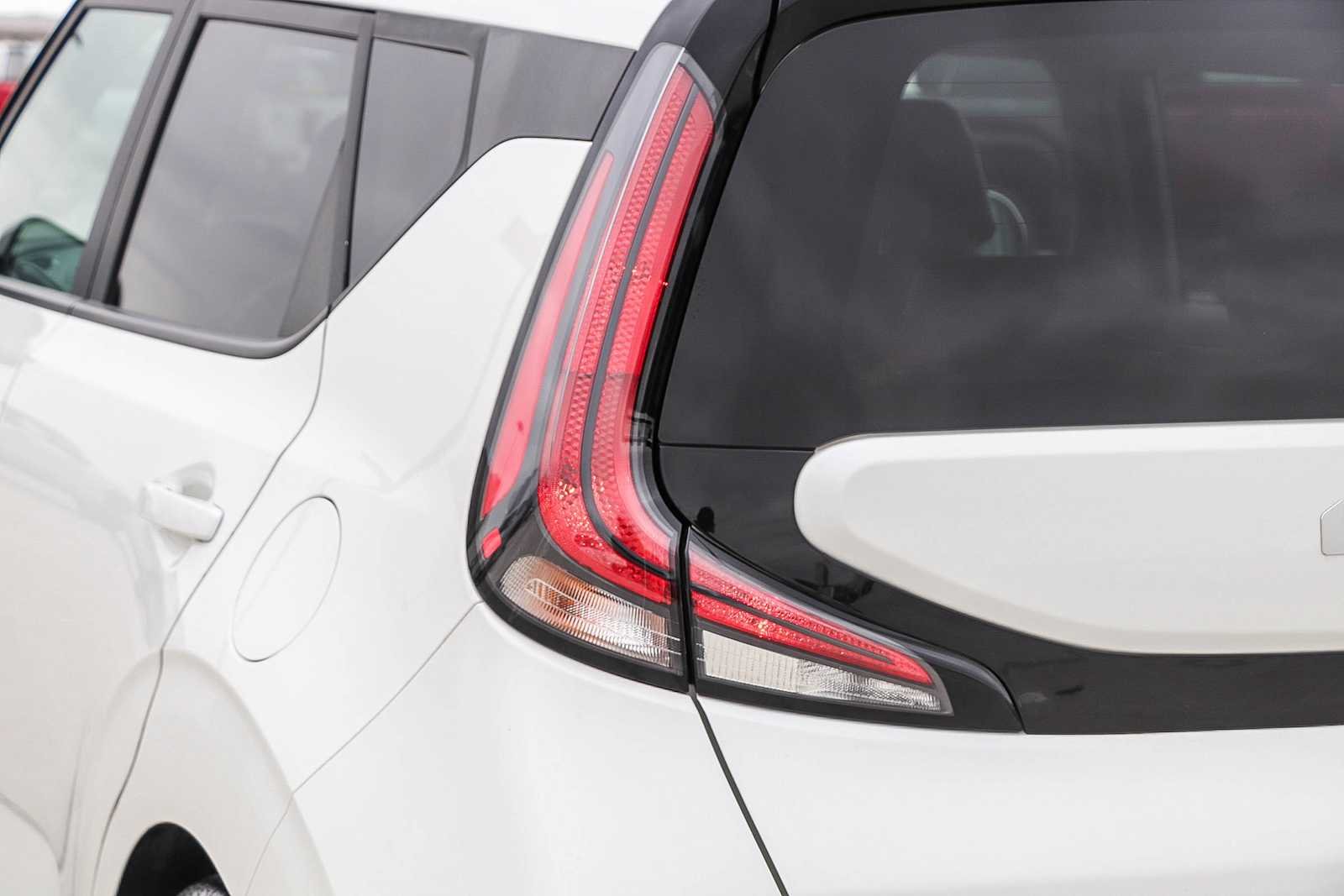Used 2023 Snow White Pearl Kia GT-Line image 9