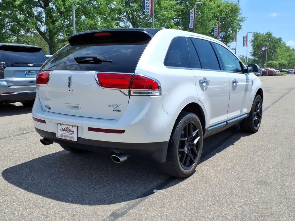 Used 2015 White Lincoln Base image 9
