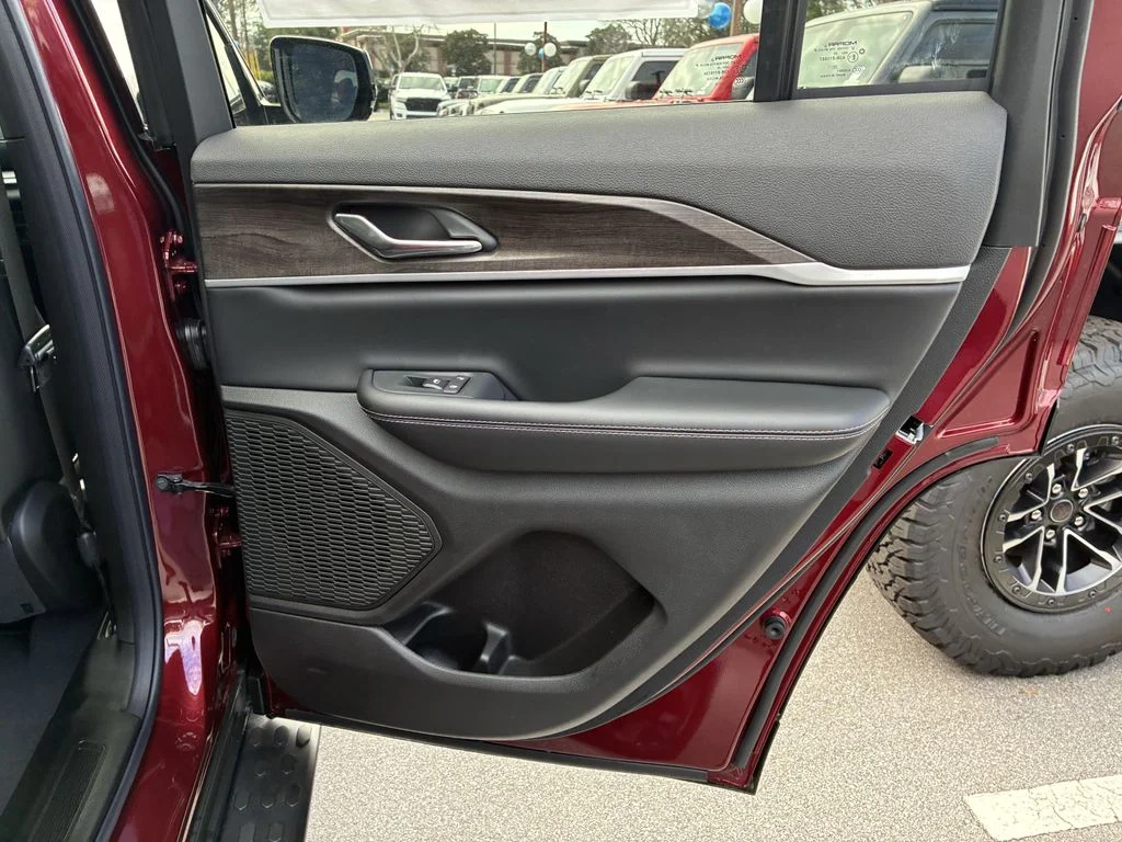 New 2025 Velvet Red Pearl-Coat Exterior Paint Jeep Limited image 33