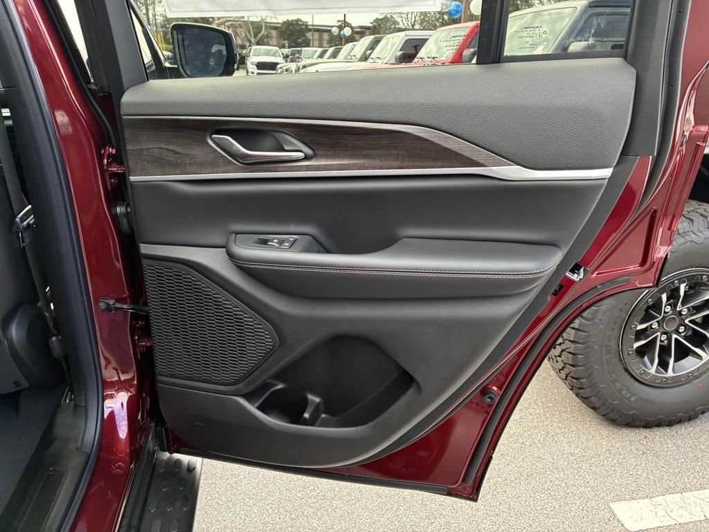 New 2025 Velvet Red Pearl-Coat Exterior Paint Jeep Limited image 33