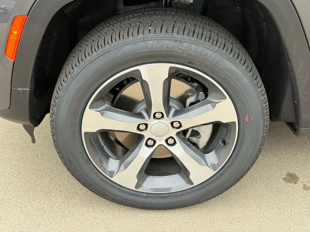 New 2026 Baltic Gray Metallic Clear-Coat Exterior Paint Jeep Limited image 12