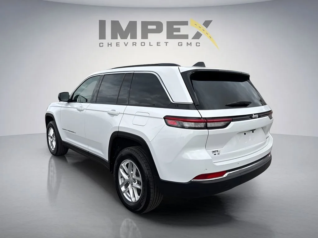 Used 2025 White Jeep Laredo X image 3