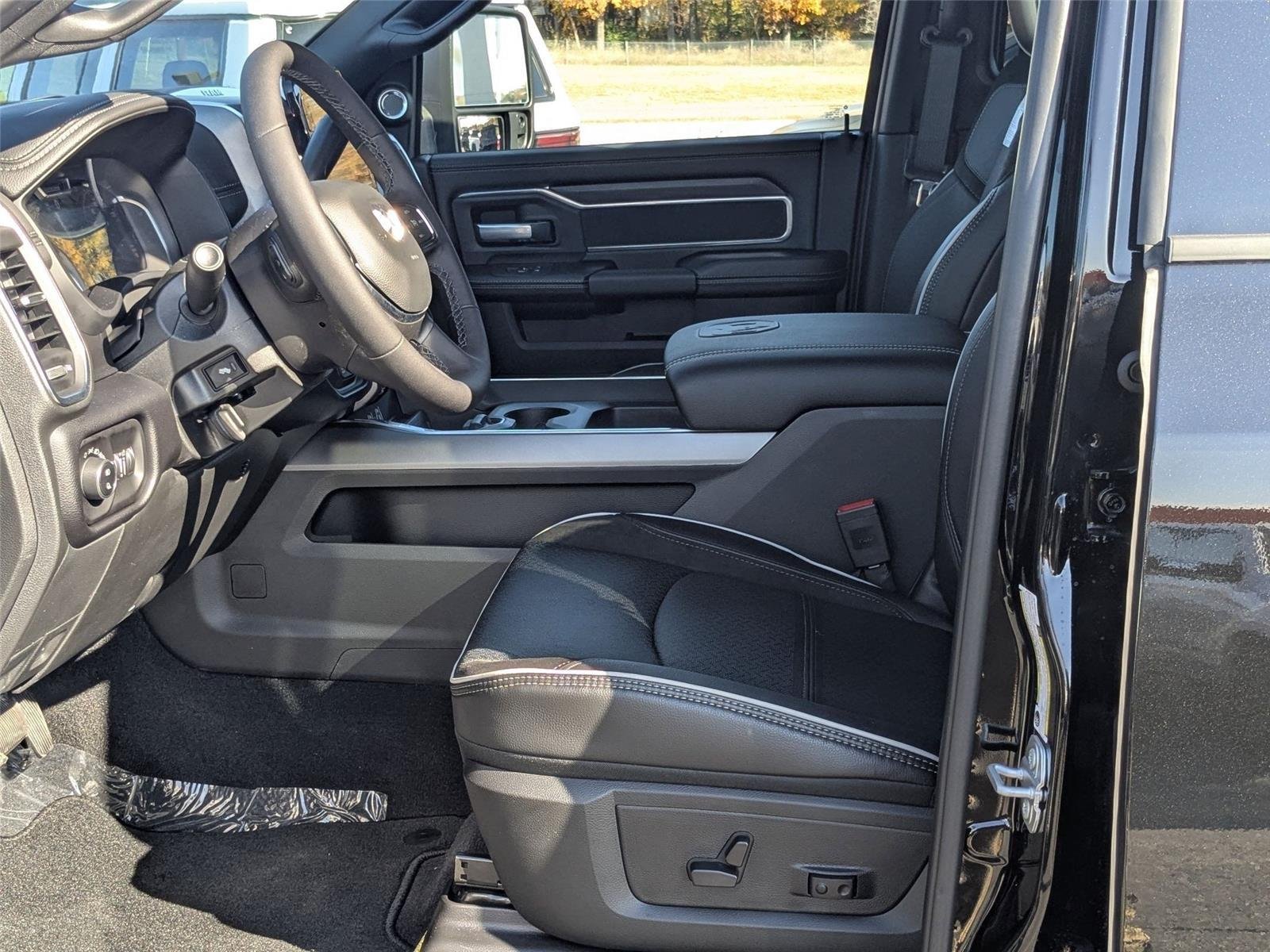 New 2026 Diamond Black Crystal Pearl-Coat Exterior Paint RAM Laramie image 10