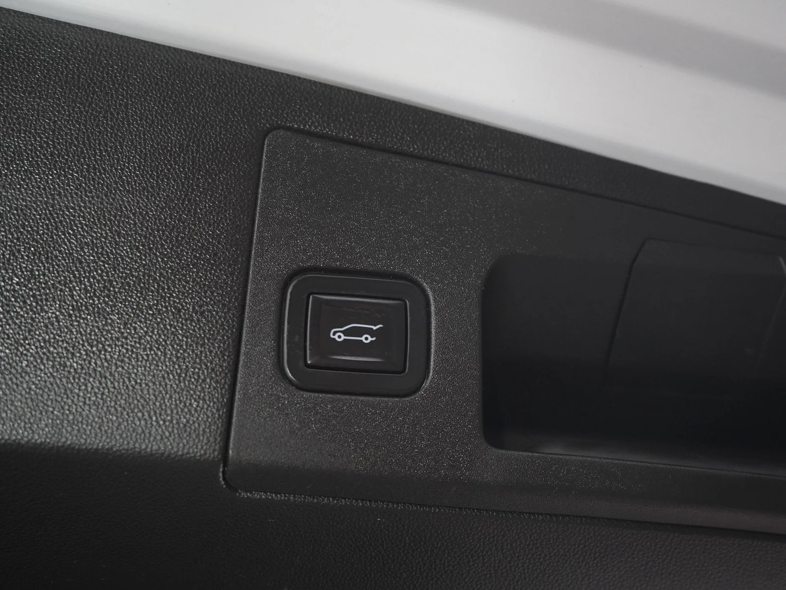 Used 2019 CRYSTAL WHITE TRICOAT Cadillac Luxury AWD image 11