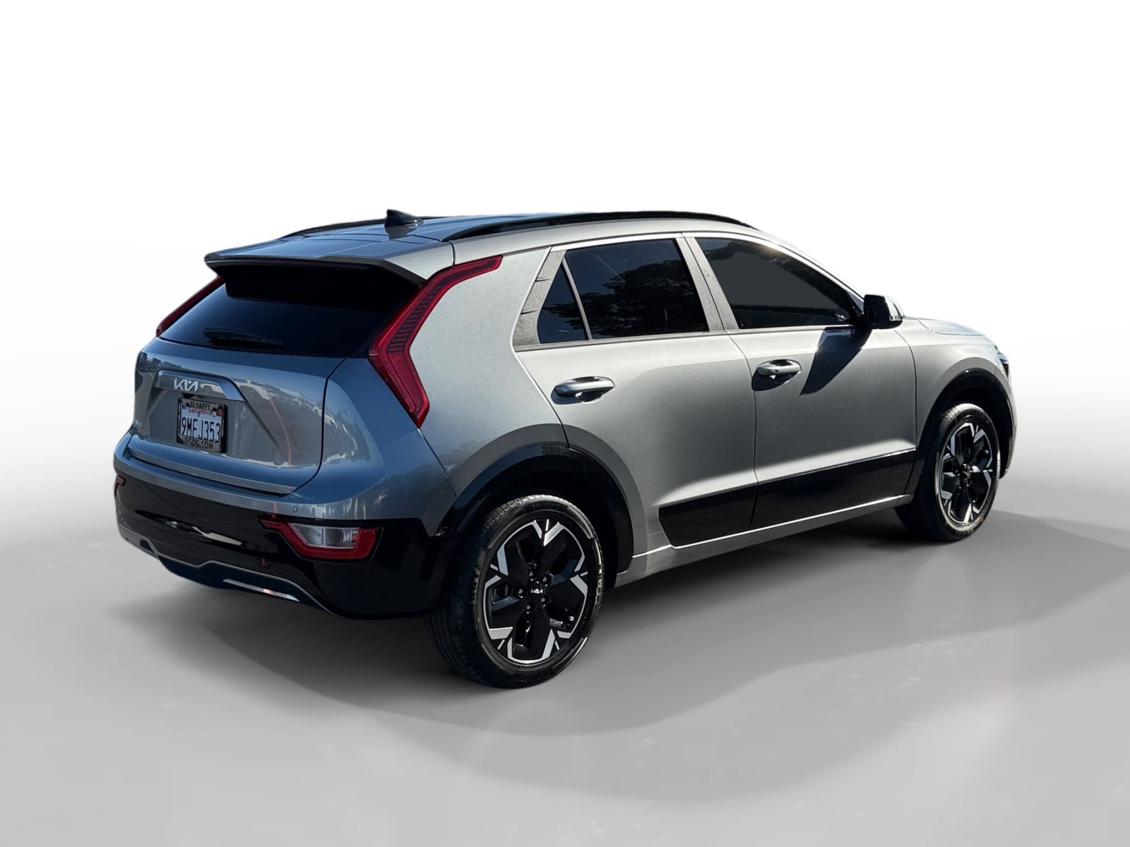 Used 2024 Steel Gray Kia Wind image 5