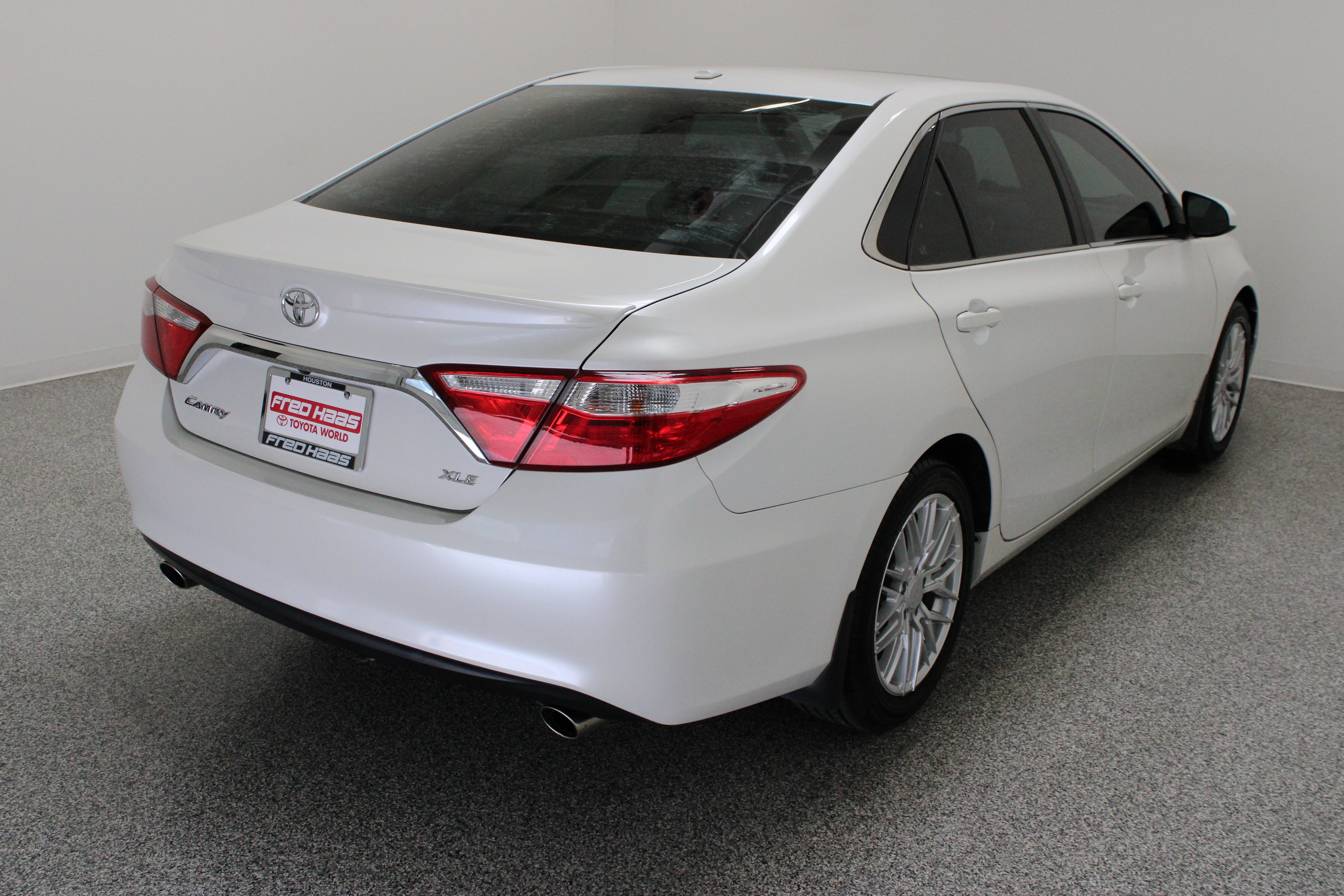 Used 2015 Blizzard Pearl Toyota XLE 3.5L image 7