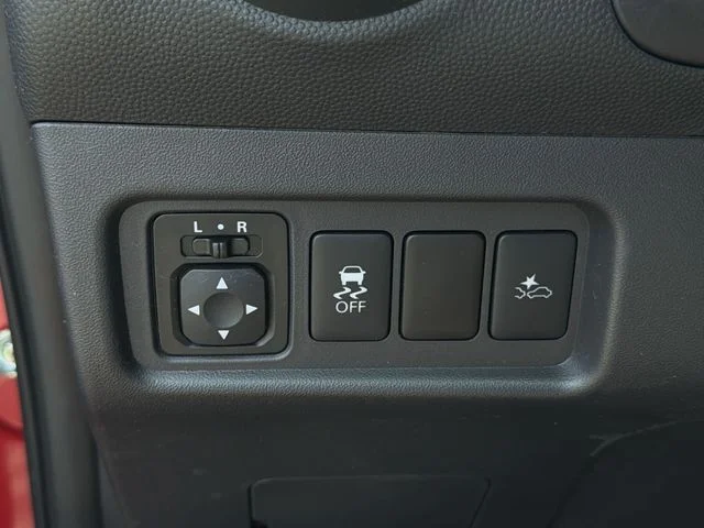 Used 2024  Mitsubishi ES image 30