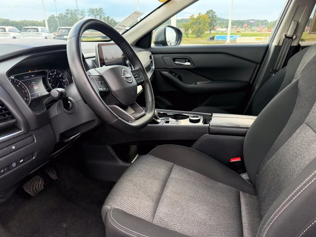 Used 2025 Gray Nissan SV image 4