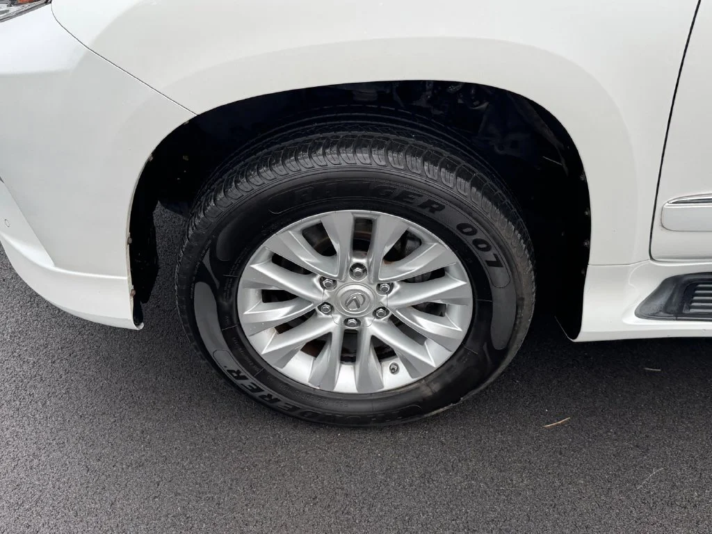 Used 2019 White Lexus 460 image 15