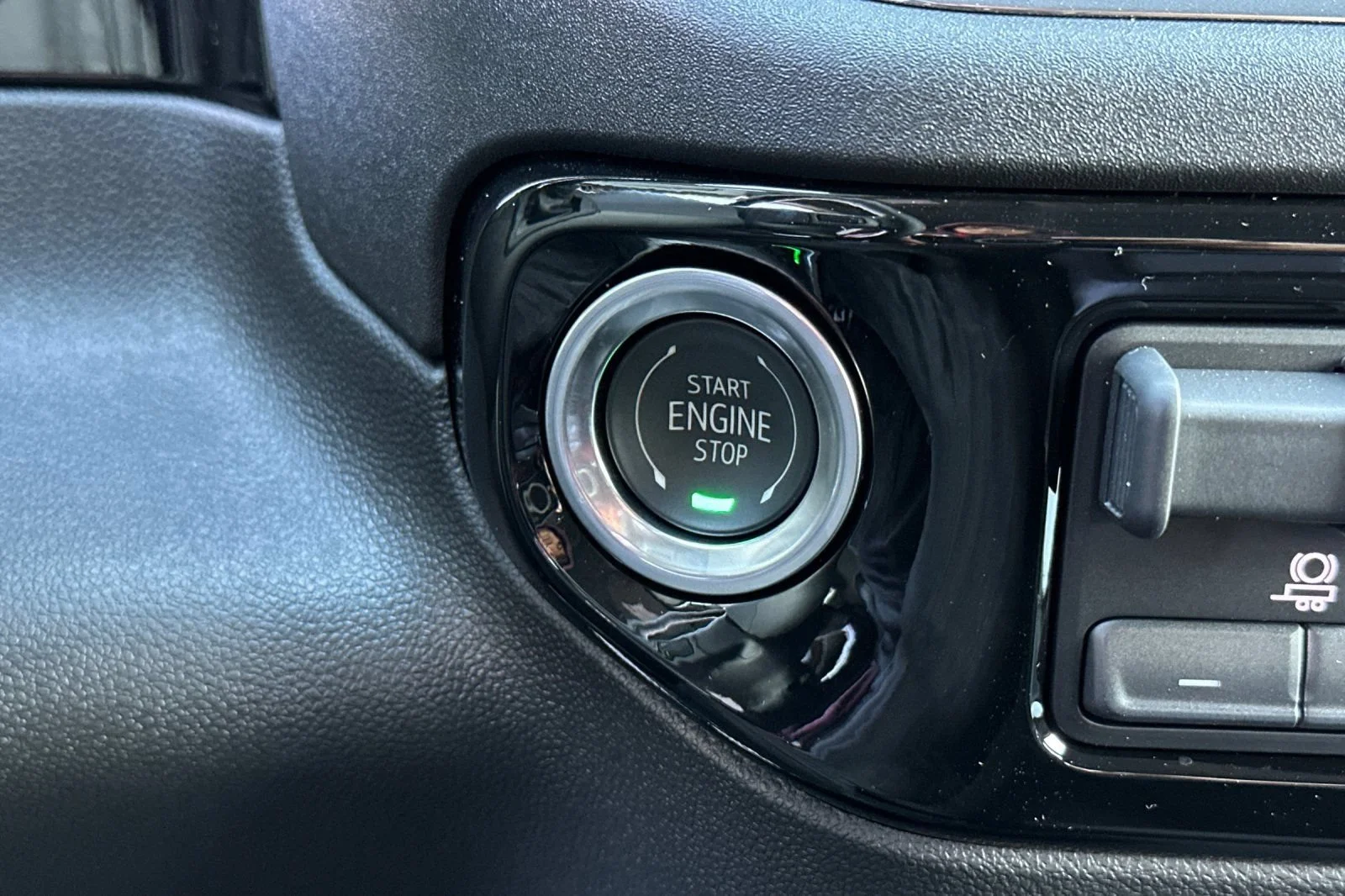 New 2025 Summit White Chevrolet LT (2FL) image 19