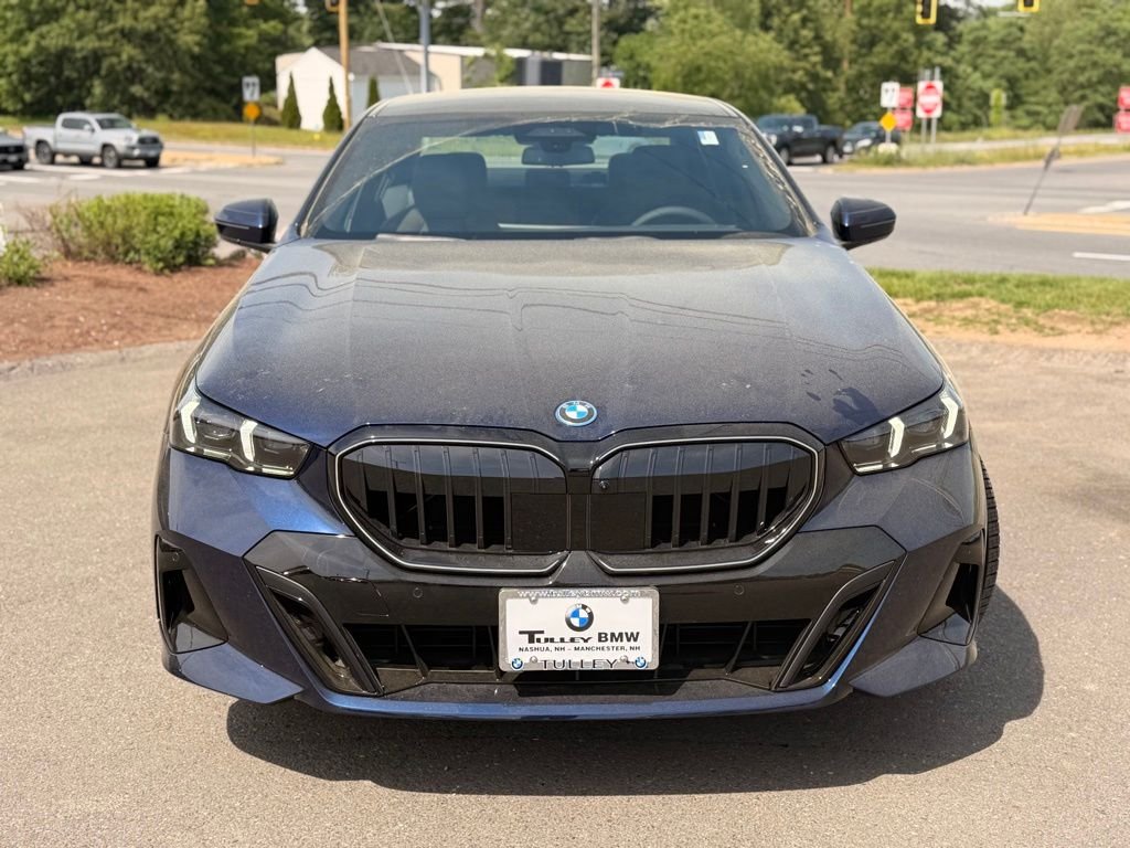 New 2027 Tanzanite Blue II Metallic BMW 550e xDrive image 2