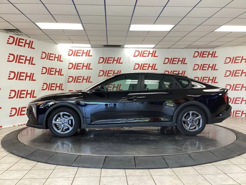 Used 2025 Black Kia LXS image 4