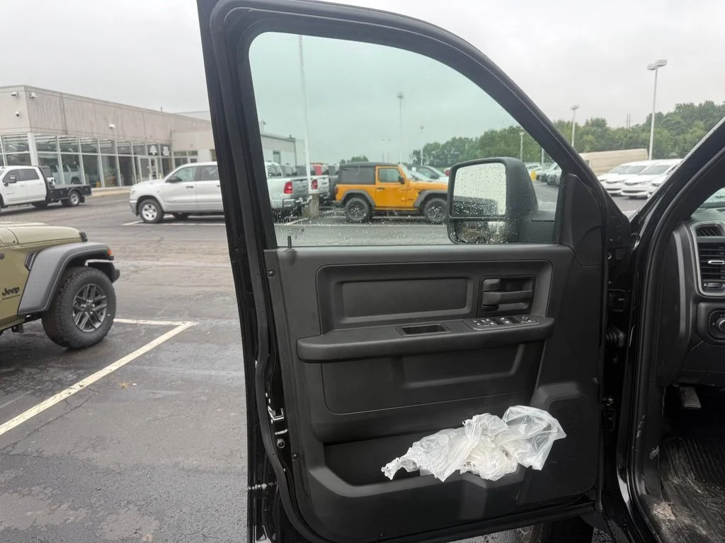 New 2026 Diamond Black Crystal Pearl-Coat Exterior Paint RAM Tradesman image 16