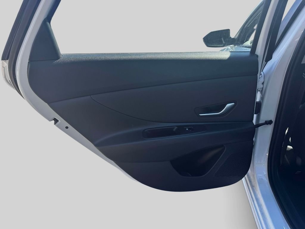 2025 Hyundai Elantra Limited - Photo 11