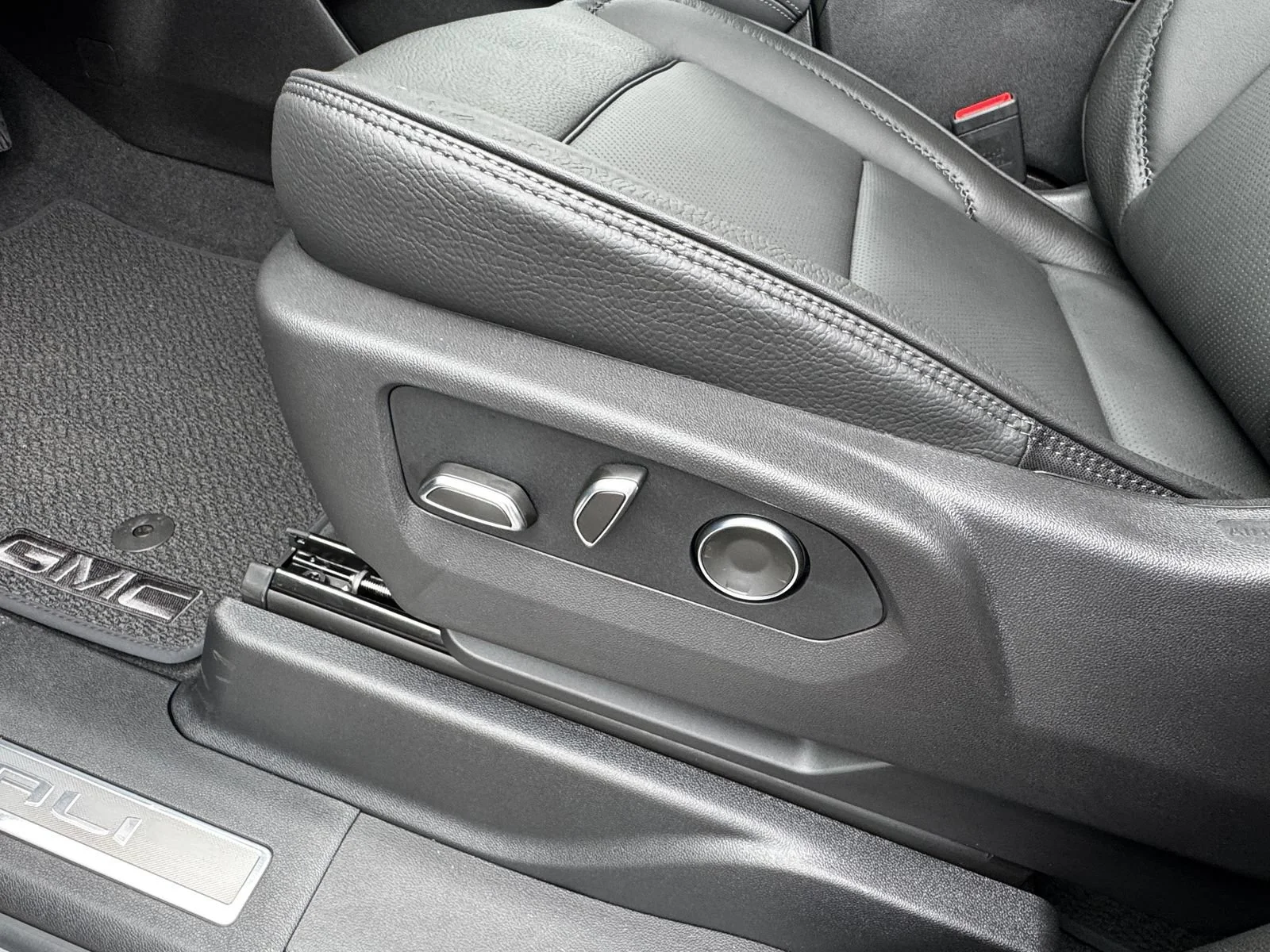 2026 GMC Yukon XL Denali - Photo 15