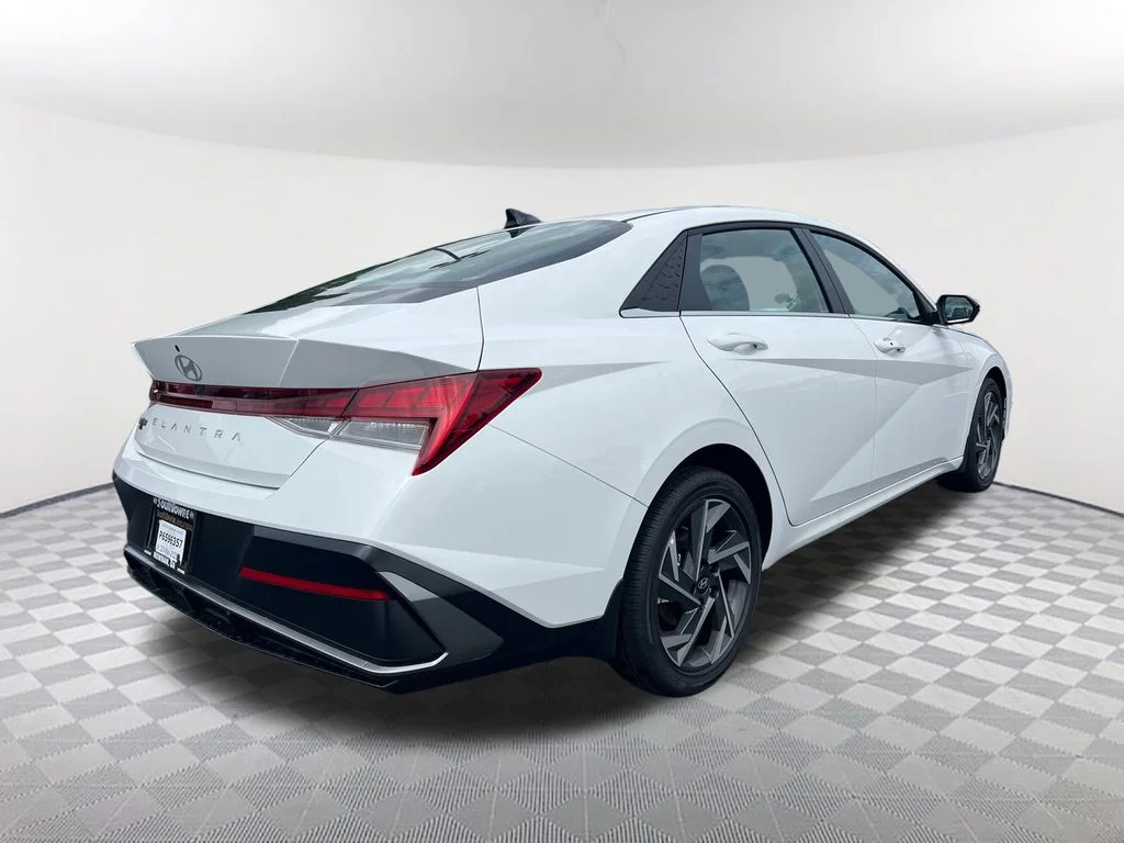 Used 2025 White Hyundai SEL Convenience image 5