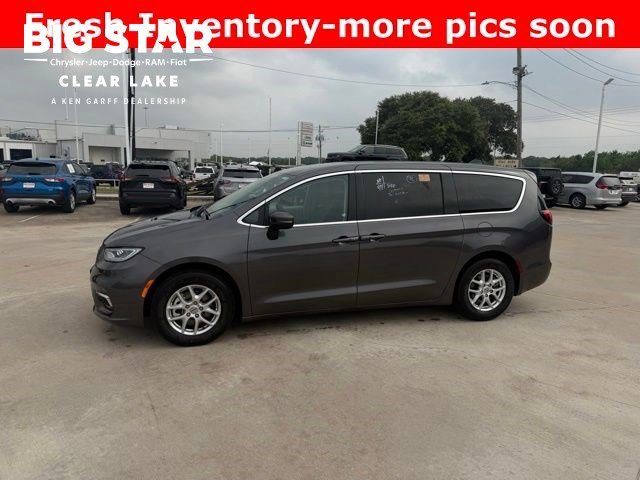 2023 Chrysler Pacifica Touring L's photo