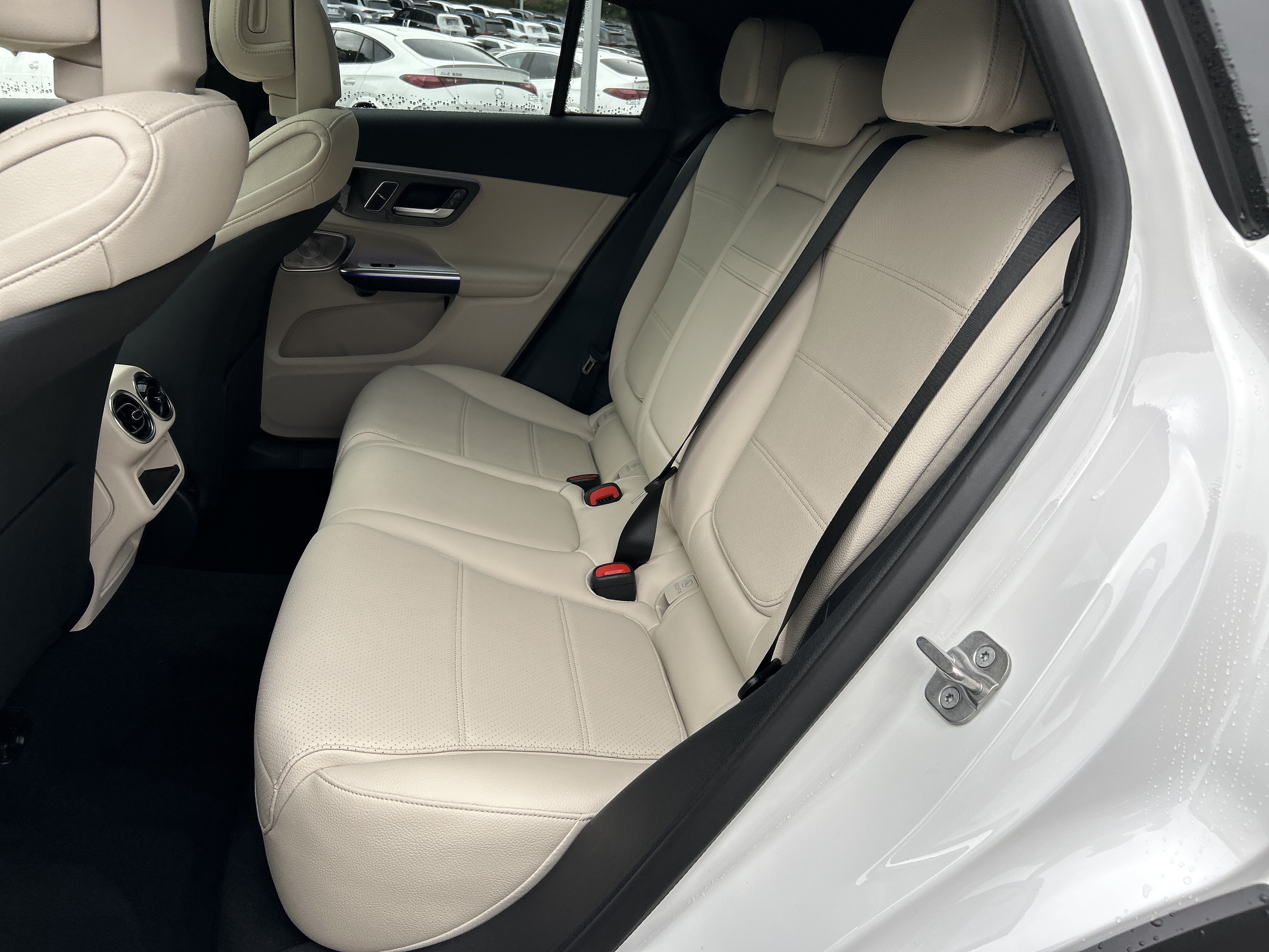 New 2026 MANUFAKTUR Moonlight White Metallic Mercedes-Benz GLC 300 4MATIC® Coupe image 37