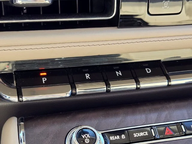 Used 2020 White Lincoln Reserve image 28