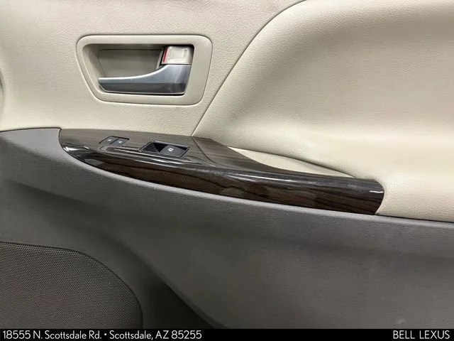Used 2017  Toyota XLE image 27