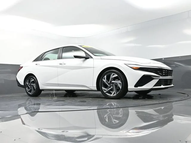 Used 2025 White Hyundai SEL Convenience image 41