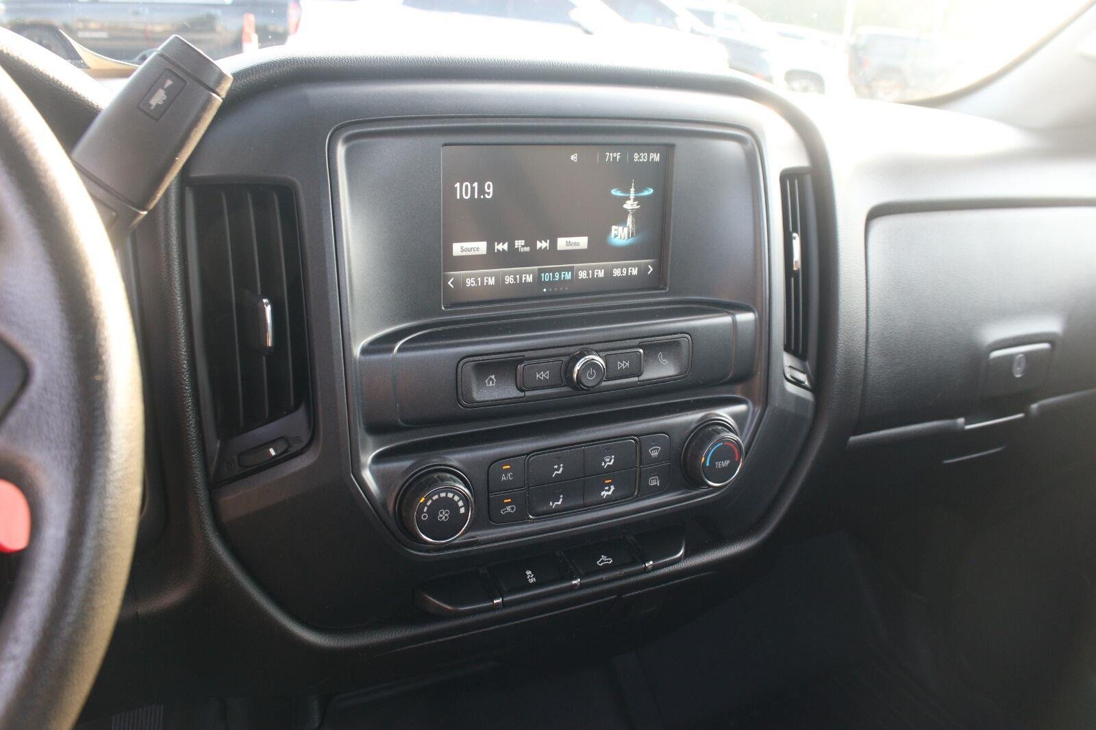 Used 2018 SUMMIT WHITE GMC 2WD Reg Cab 133.0" image 17