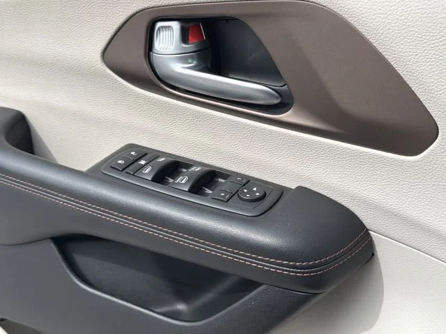 Used 2018 Black Chrysler Touring Plus image 21