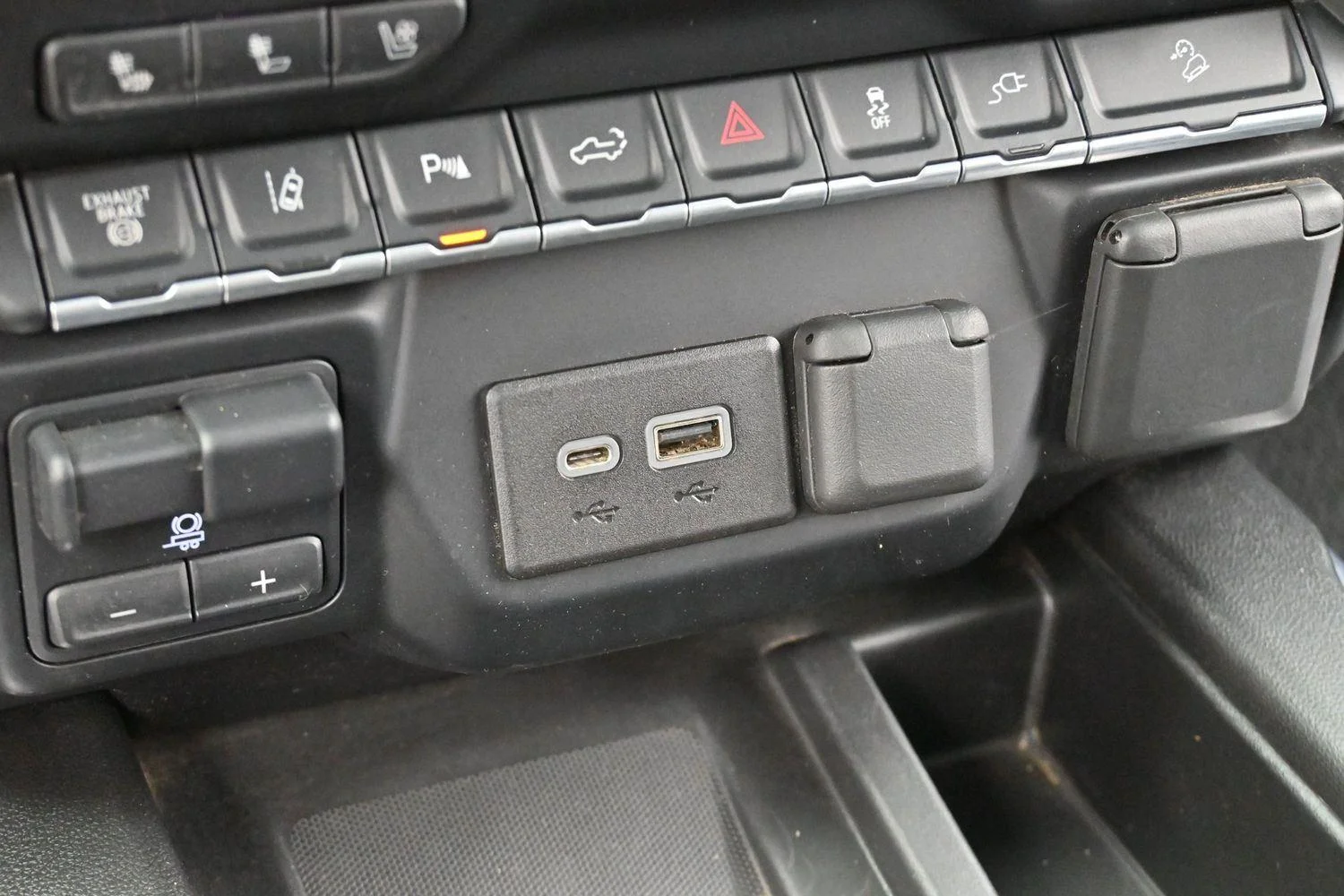 Used 2020 Onyx Black GMC Denali image 21