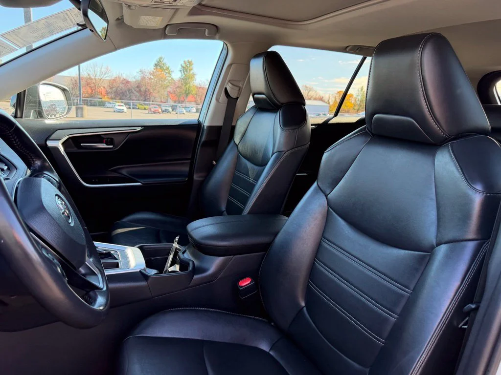 Used 2019 Lunar Toyota XLE Premium image 15