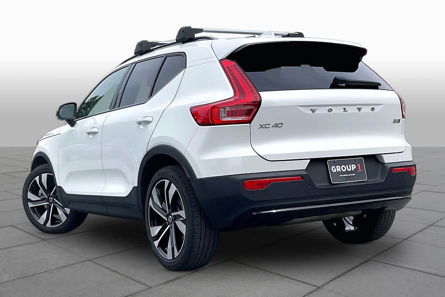 Used 2023 Crystal White Metallic Volvo Plus Dark Theme image 11