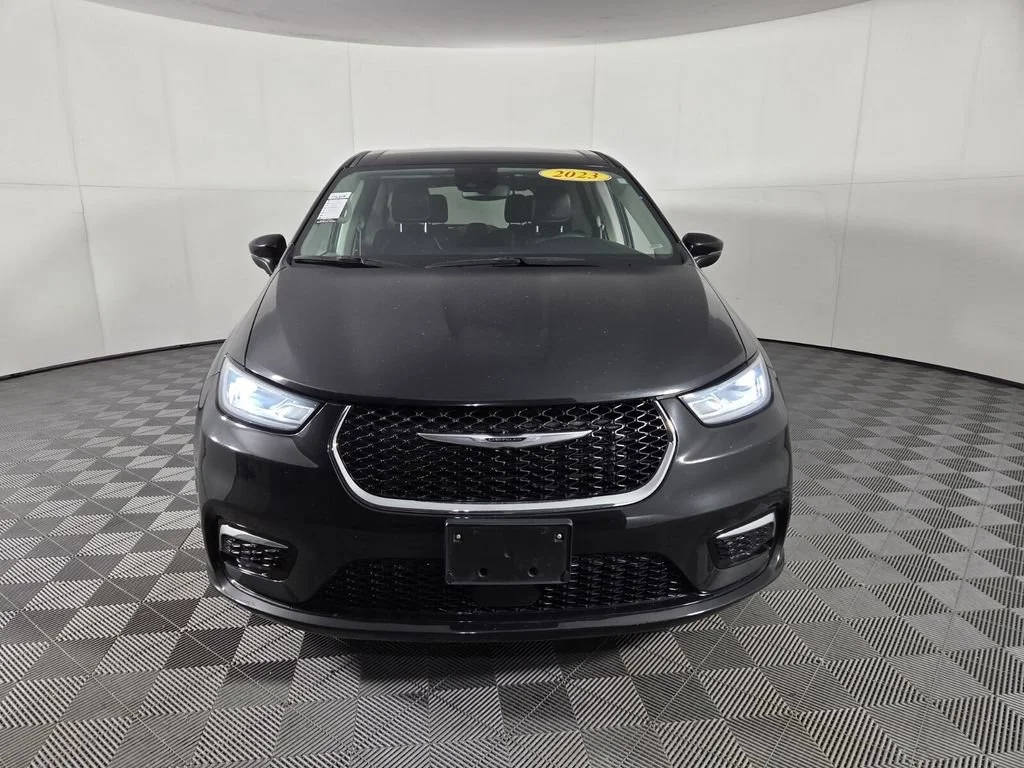 Used 2023 Brilliant Black Crystal Pearlcoat Chrysler Touring L image 3