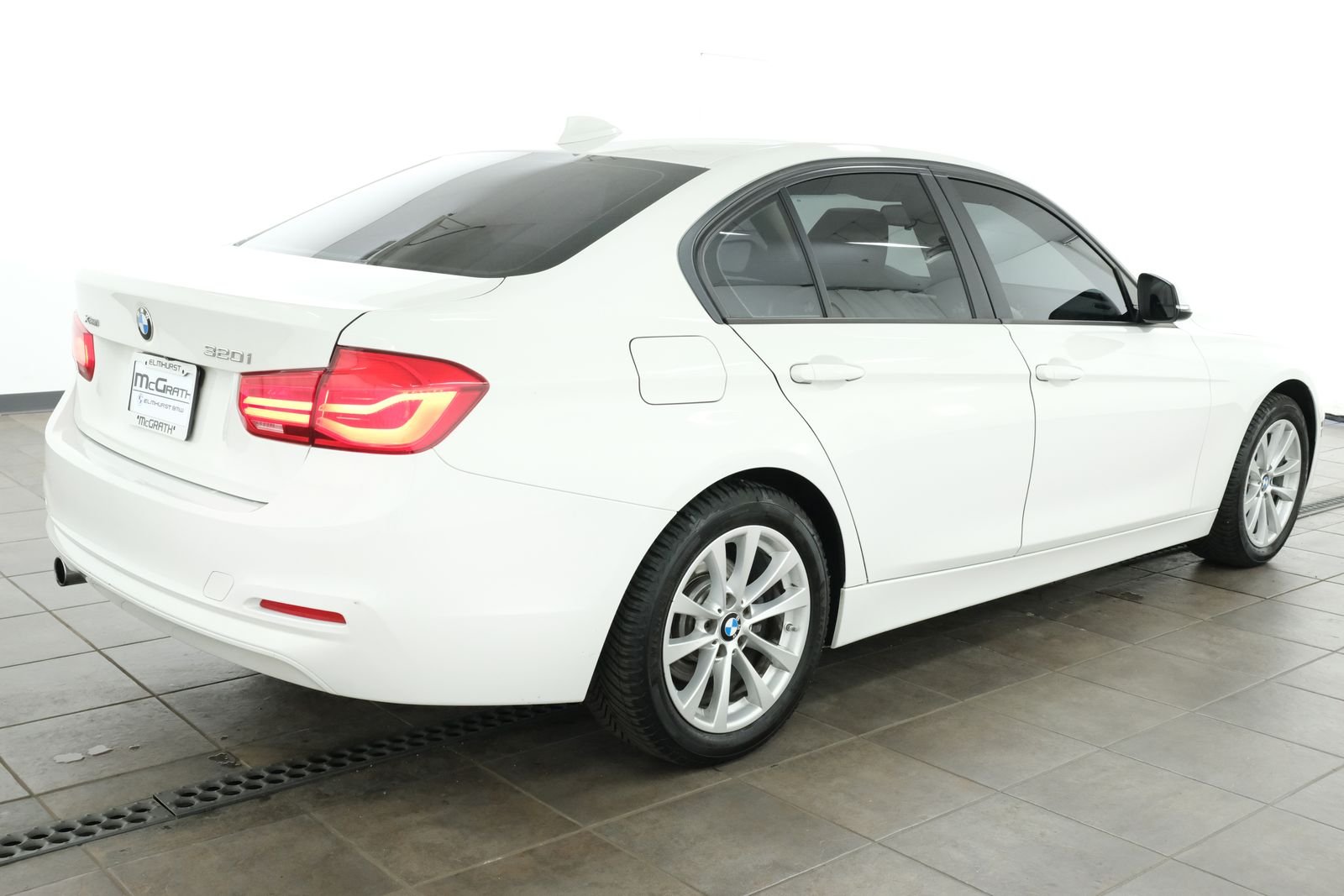 Used 2018 Alpine White BMW 320i xDrive image 5