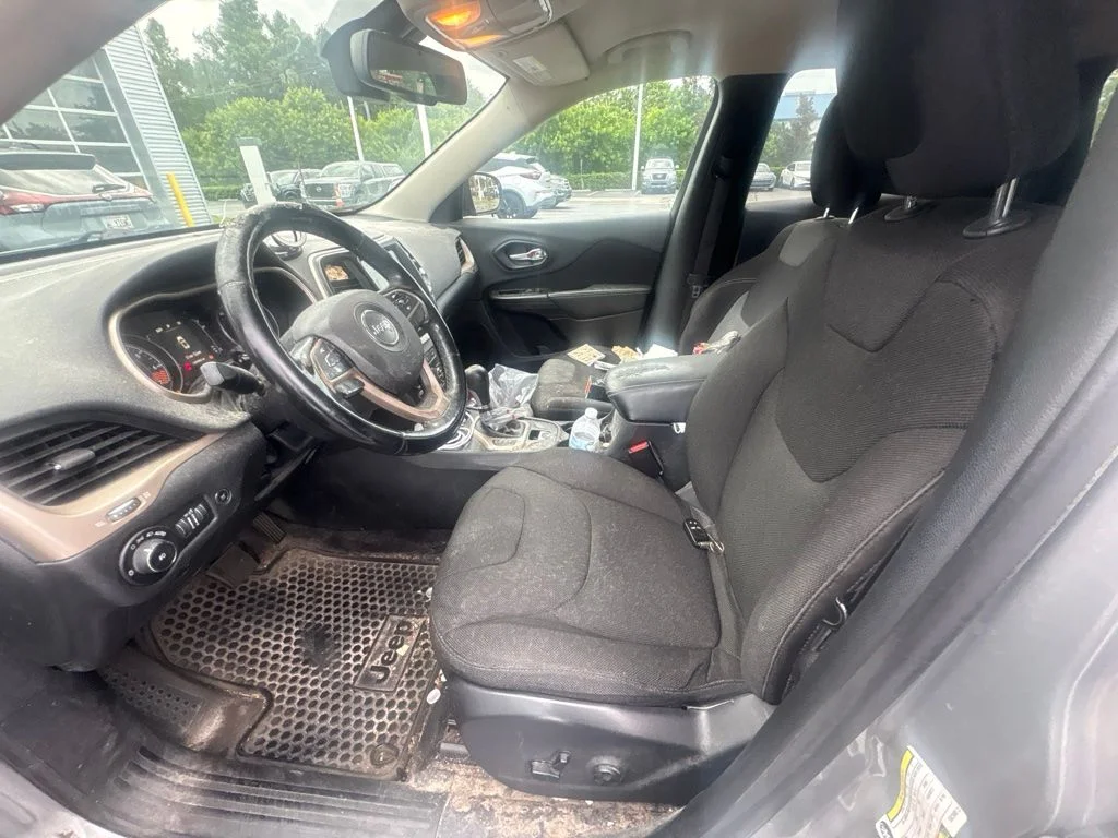Used 2014 Billet Silver Metallic Clearcoat Jeep Latitude image 5