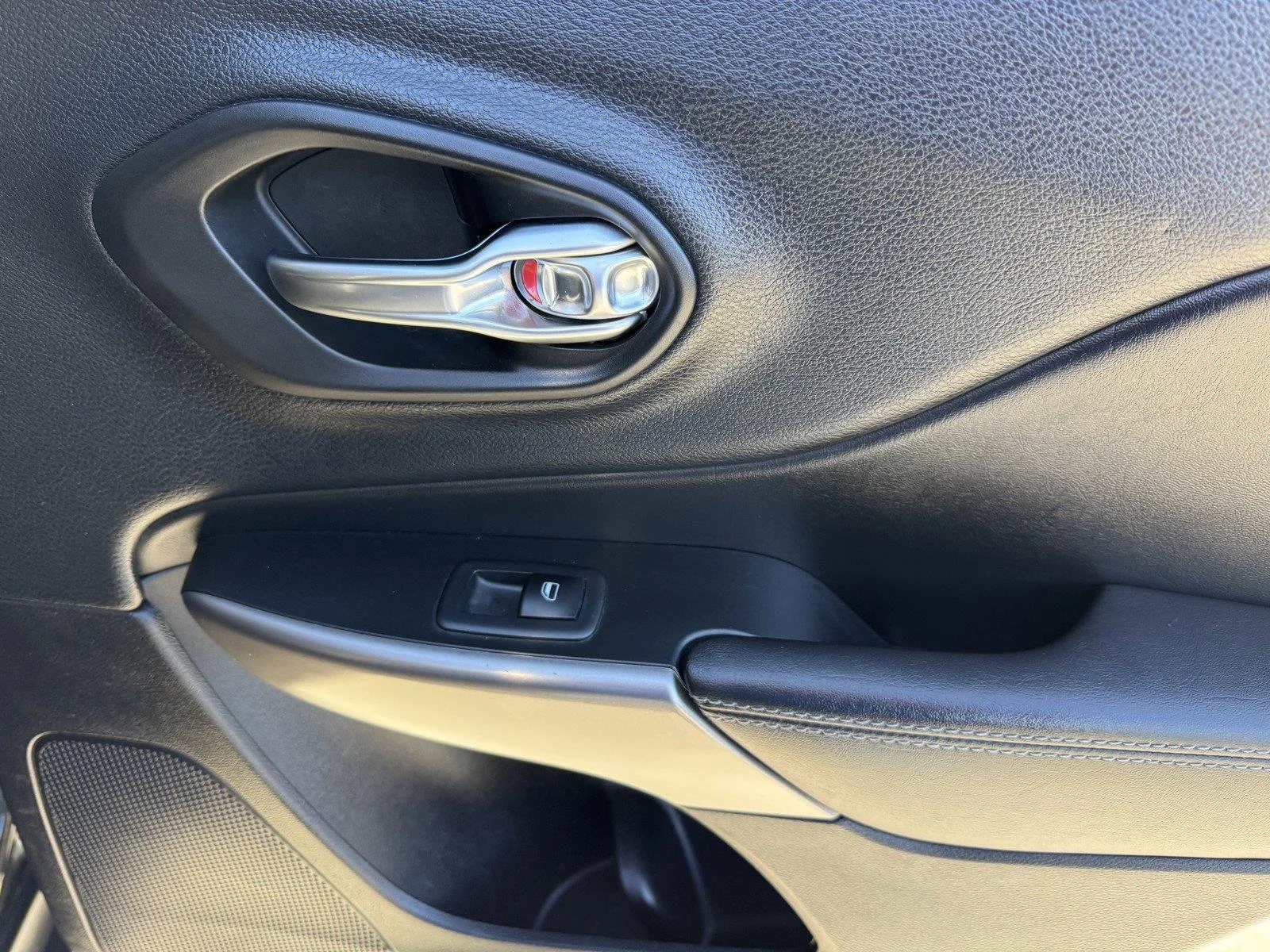Used 2019 Diamond Black Crystal Pearlcoat Jeep Latitude image 11