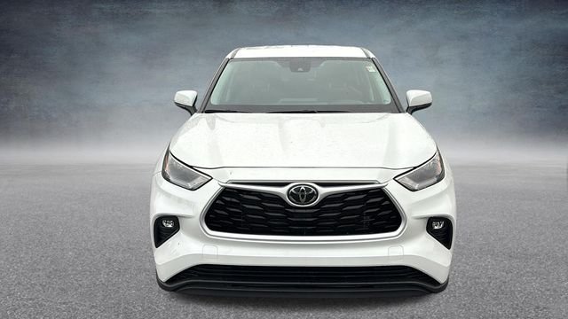 Used 2025 Pearl Toyota LE image 7