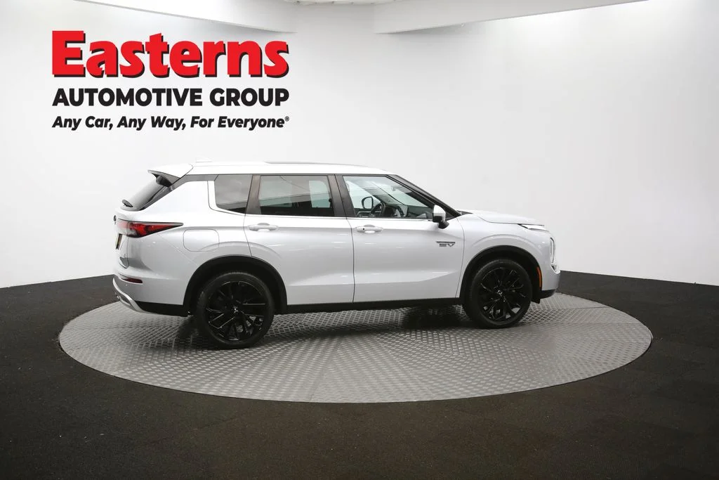 Used 2023 White Mitsubishi SE image 44