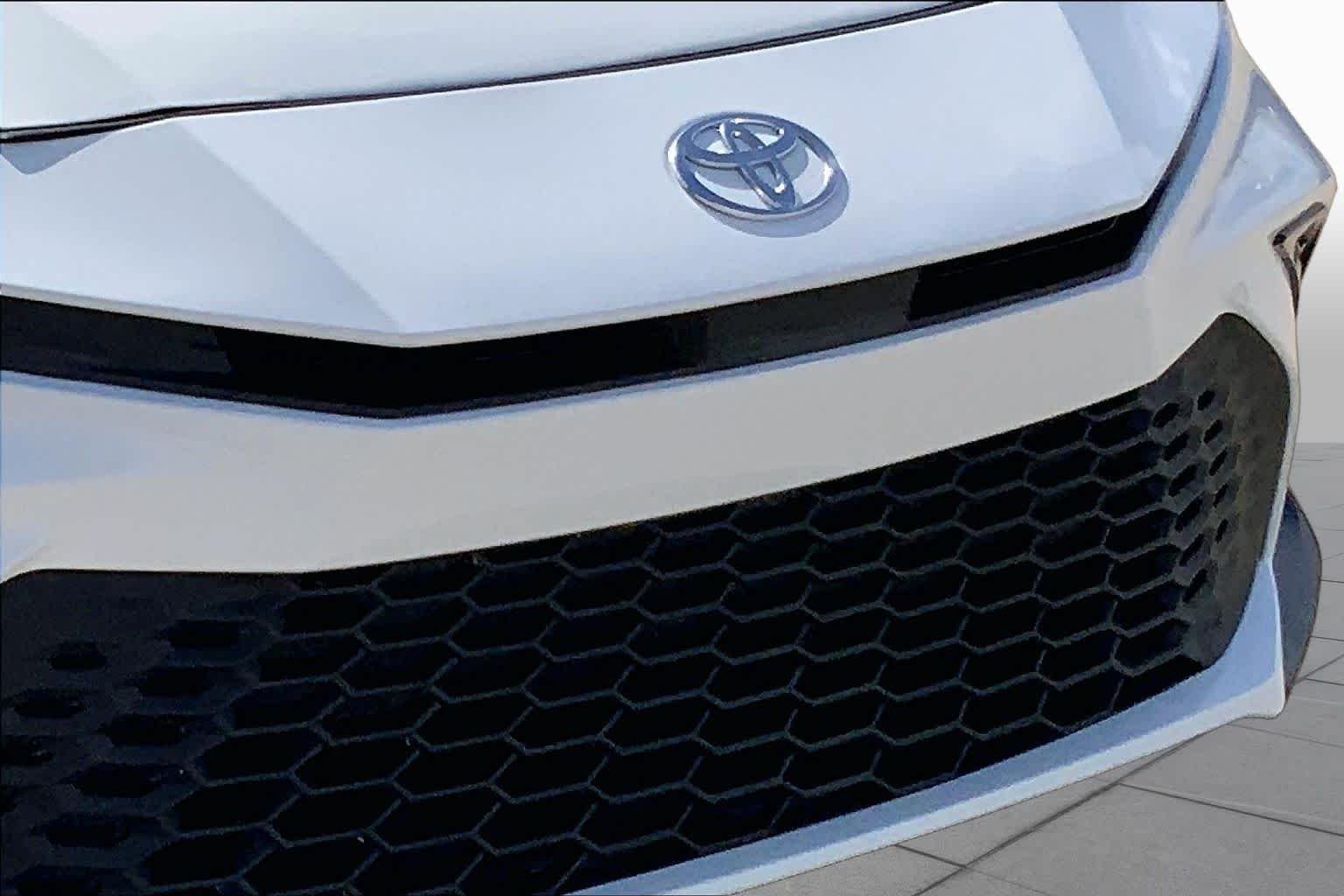 Used 2025 Ice Cap Toyota SE image 29