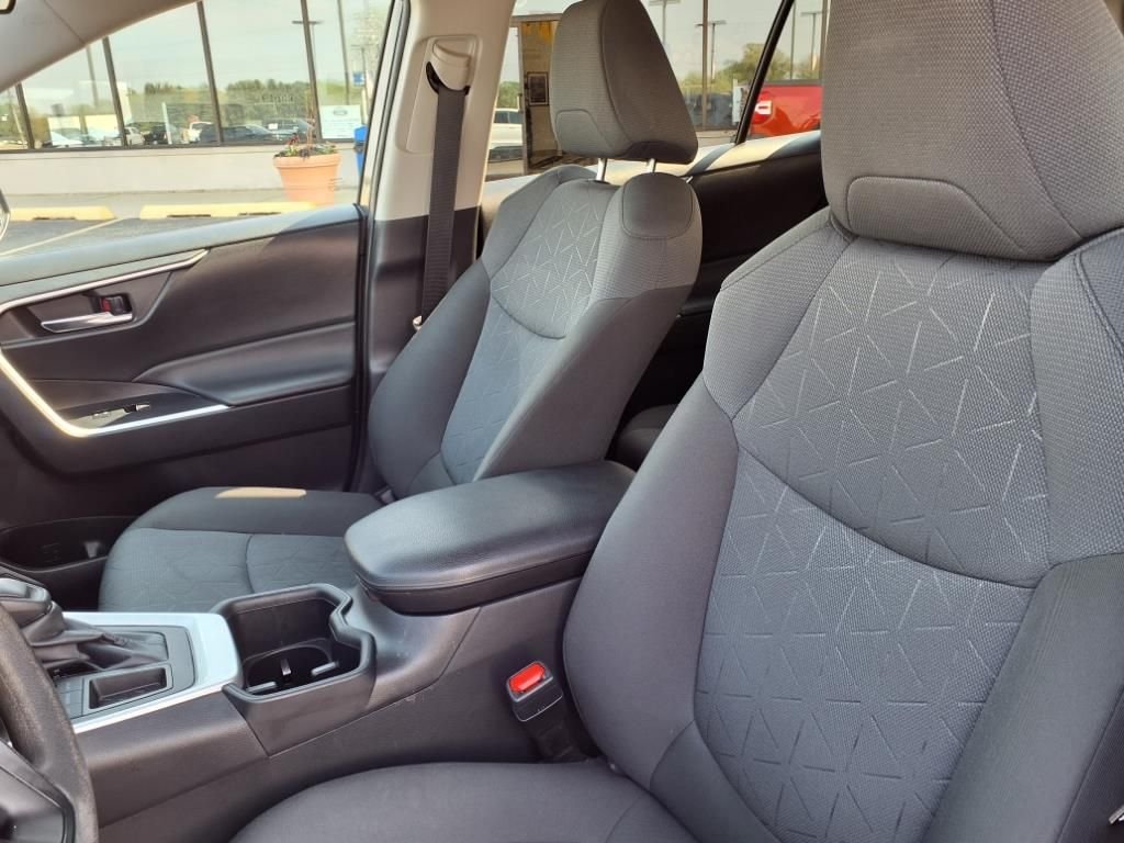 2022 Toyota RAV4 XLE - Photo 13