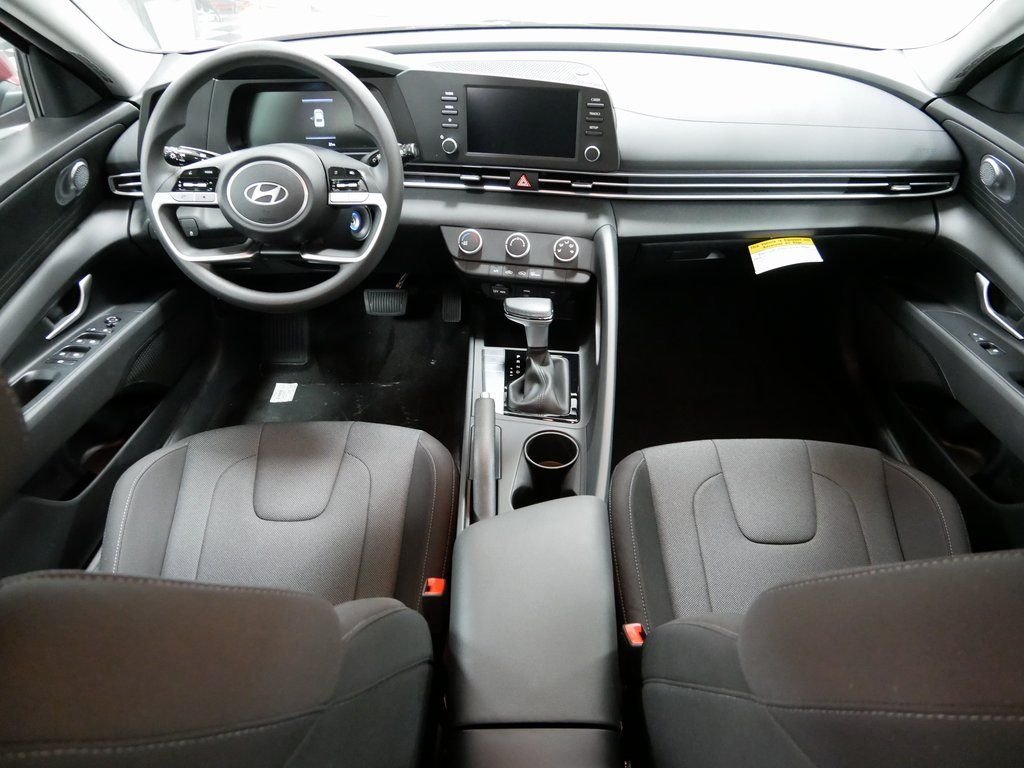2025 Hyundai Elantra SE - Photo 13