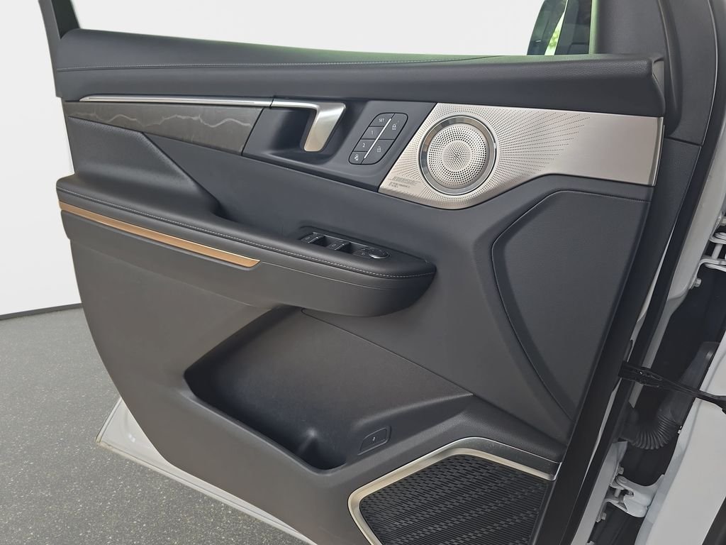 Used 2025 White Buick Avenir image 29