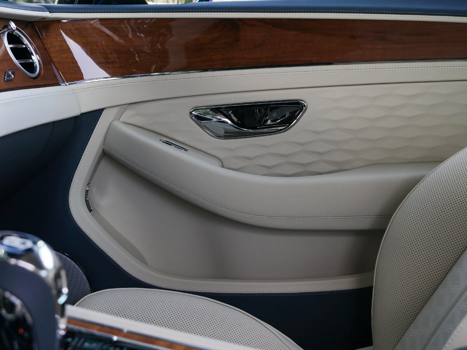 New 2026 Dark Sapphire Bentley GTC S image 20