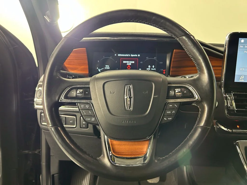 Used 2019  Lincoln Reserve image 5