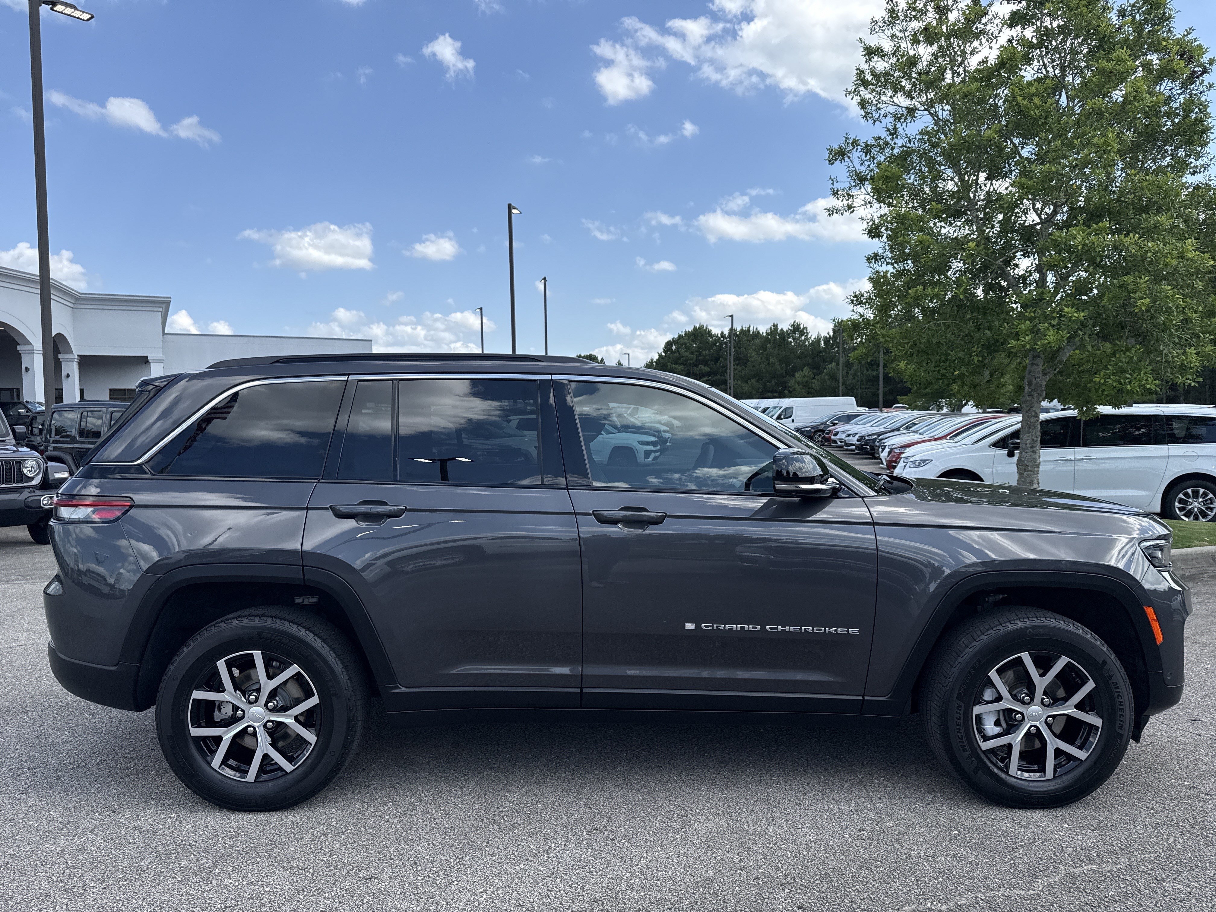 Used 2024 Baltic Gray Metallic Clearcoat Jeep Limited image 17
